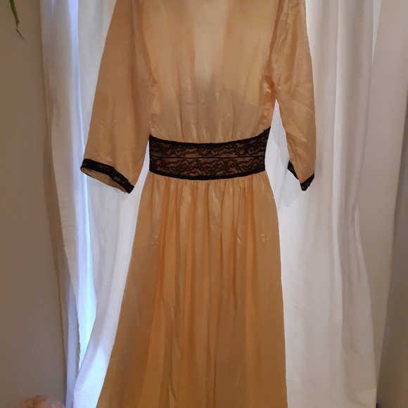 1930s Antique Silk and Lace Smoking Gown - Picture 2 of 6
